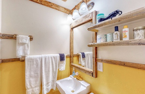 Cedaredge Cabin | Rustic cabin with magnificent shared amenities