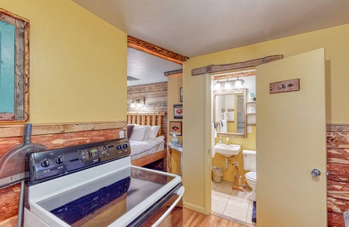 Cedaredge Cabin | Rustic cabin with magnificent shared amenities