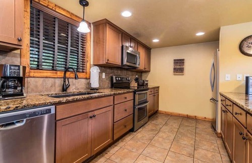 Reeds Spring Cabin | RUSTIC CABIN with 7 Master Suites! By Pool!
