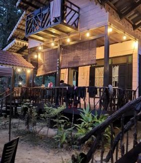 Karangan House | Rustic Chalet - Dahlia n Mawar at Sedim Vista