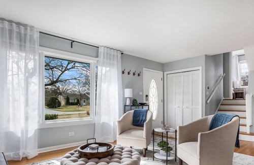 Oak Brook House | Rustic Charm 4 BD/2.5 BA w/ Loft