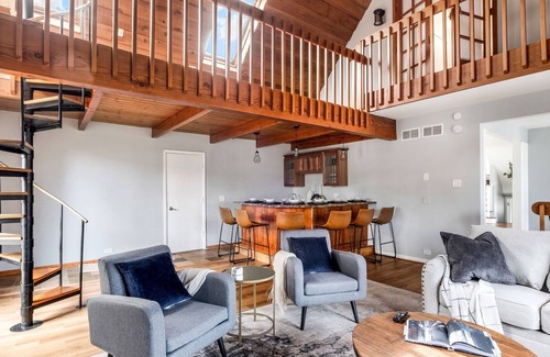 Oak Brook House | Rustic Charm 4 BD/2.5 BA w/ Loft