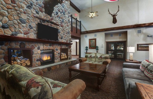 Sioux City Hotel | Rustic Charm Meets Modern Comfort: Cozy Lodge in Downtown Sioux City