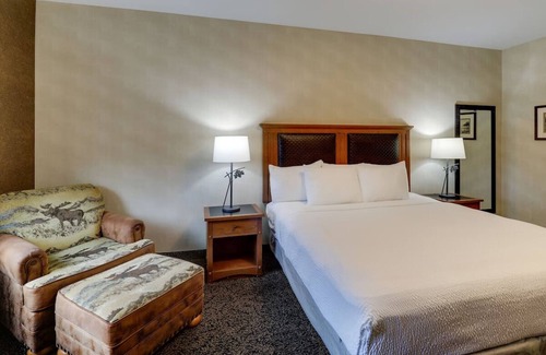 Sioux City Hotel | Rustic Charm Meets Modern Comfort: Cozy Lodge in Downtown Sioux City