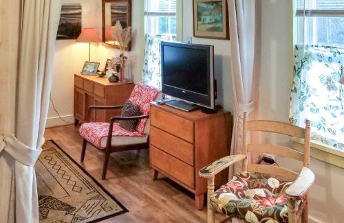 Northfield House | Rustic-Chic Cottage with Yard and Grill - Near Hiking!