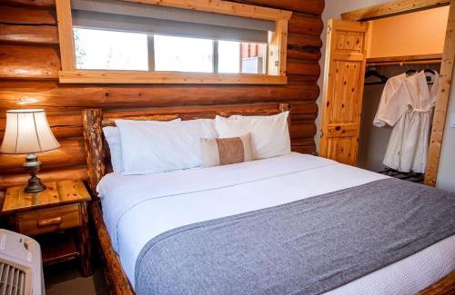 Bonners Ferry House | Rustic-Chic Log Cabin with King Bed & Kitchen | Bonners Ferry, Idaho Retreat