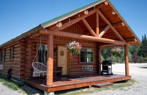 Bonners Ferry House | Rustic-Chic Log Cabin with King Bed & Kitchen | Bonners Ferry, Idaho Retreat