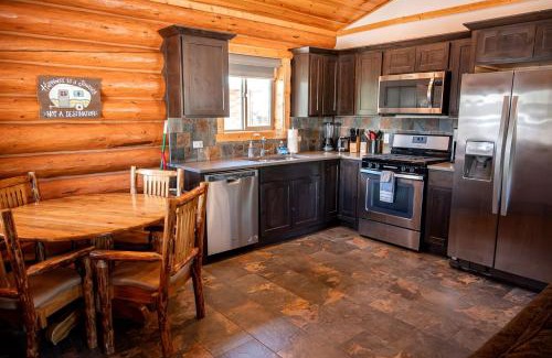 Bonners Ferry House | Rustic-Chic Log Cabin with King Bed & Kitchen | Bonners Ferry, Idaho Retreat