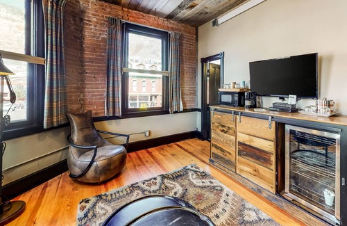 Silverton House | Rustic Chic Suite with Free WiFi, Kitchenette, & Mountain Views