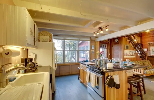 Malletts Bay Cabin | Rustic Cliff-top Cabin at the Tip of Lake Champlain's Barney Point