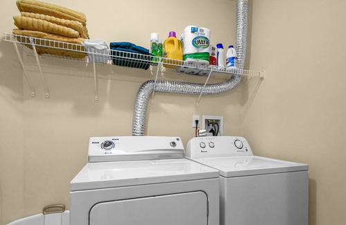 Westerville Apartment | Rustic Condo W/Pool (Free Parking) Mini Bar