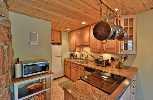 Old Town Condo | Rustic Condo with Modern Amenities, Free Bus &Walk to Slopes-Adventure Awaits!
