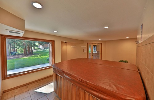 Old Town Condo | Rustic Condo with Modern Amenities, Free Bus &Walk to Slopes-Adventure Awaits!