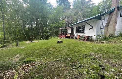 North Kawartha Cottage | Rustic cottage minutes from Apsley on a bay off Chandos Lake.