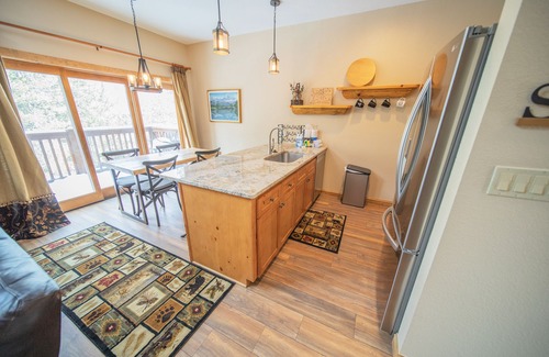 Lakeside Village House | Rustic & Cozy Cabin that's Ideal for Summertime!