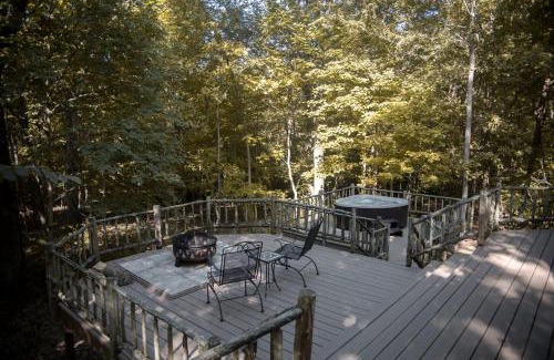 Carbondale House | Rustic Cozy Cabin with Hot-tub in Carbondale, Illinois