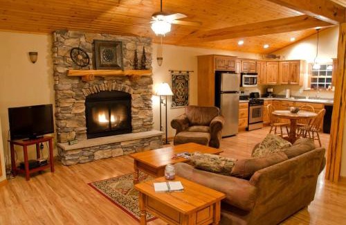 Carbondale House | Rustic Cozy Cabin with Hot-tub in Carbondale, Illinois