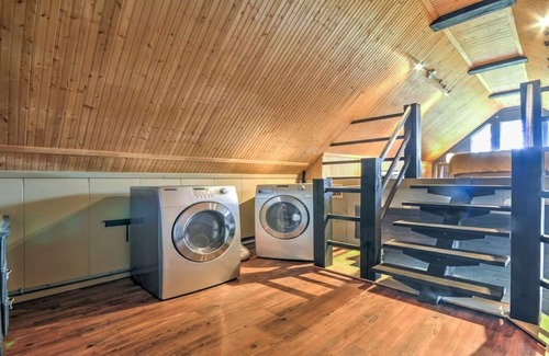 Cantley House | Rustic & Cozy Loft Located On A Ranch 3 Minutes From Ski Hill And Amerispa