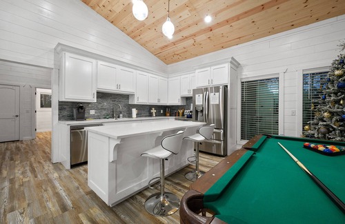 Broken Bow House | Rustic Diamond has Secluded back deck & Jetted walk in shower! EPIC & Sleeps 5