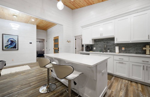 Broken Bow House | Rustic Diamond has Secluded back deck & Jetted walk in shower! EPIC & Sleeps 5