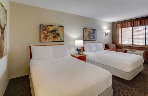 Quincy Hotel | Rustic Elegance by the Mississippi River! Rustic Amenities & 2 Pools