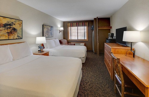 Quincy Hotel | Rustic Elegance by the Mississippi River! Rustic Amenities & 2 Pools