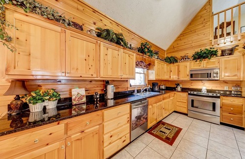 Helen House | Rustic Elegance –Luxury Cabin in Gated Innsbruck Resort with Hot Tub & Fire Pit