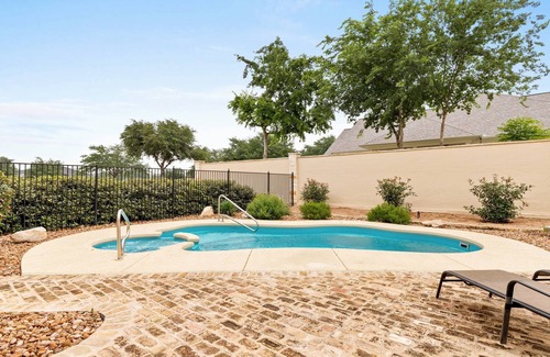 New Braunfels House | Rustic Elegance with King Size Comfort – Charming Suite with Shared Pool, Covered Porch & Lawn Views