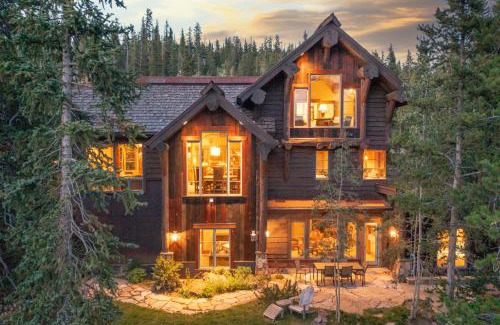 Baldy Mountain House | Rustic-elegance wrapped in custom mountain luxury, steps from Baldy Hiking Trail and shuttle stop