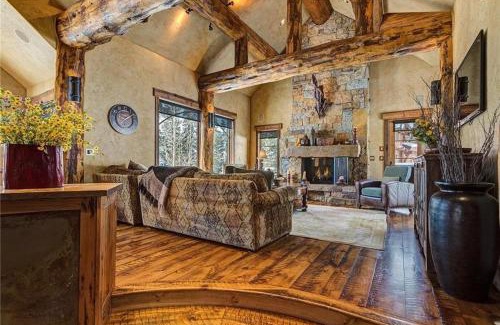Baldy Mountain House | Rustic-elegance wrapped in custom mountain luxury, steps from Baldy Hiking Trail and shuttle stop
