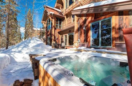 Baldy Mountain House | Rustic-elegance wrapped in custom mountain luxury, steps from Baldy Hiking Trail and shuttle stop