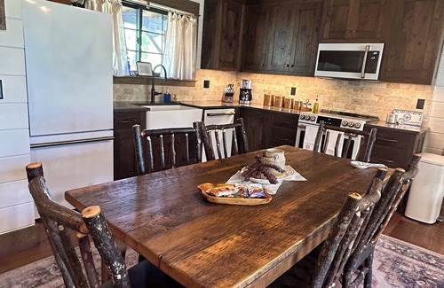 Gardiner Cabin | Rustic Elegant Cabin 5 Mns to YNP ~ Open Year Round