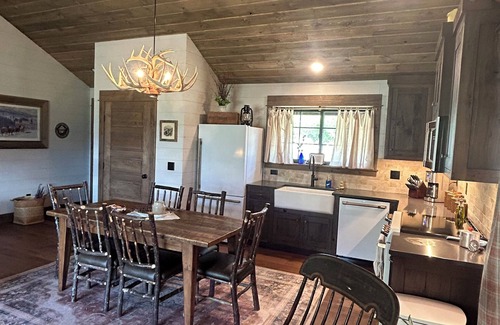 Gardiner Cabin | Rustic Elegant Cabin 5 Mns to YNP ~ Open Year Round