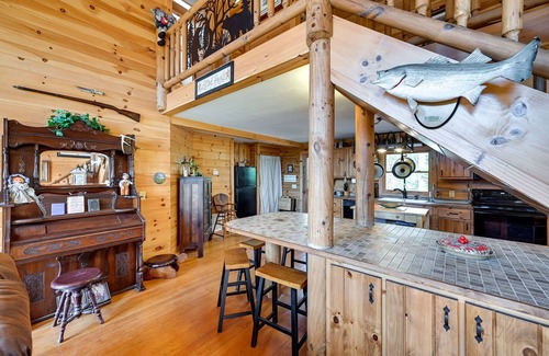 Fancy Gap Cabin | Rustic Fancy Gap Cabin w/Blue Ridge Parkway Views