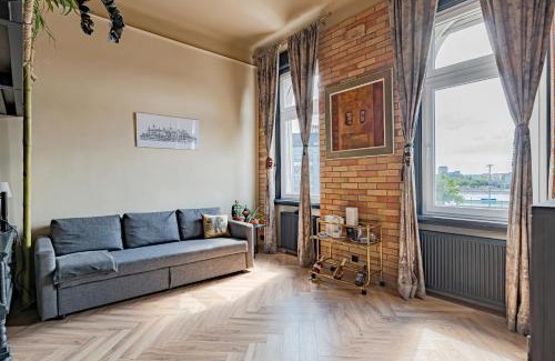 Ferencvaros Apartment | Rustic Gallery Apartment with Panoramic View and AC
