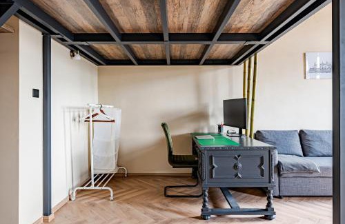 Ferencvaros Apartment | Rustic Gallery Apartment with Panoramic View and AC