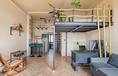 Ferencvaros Apartment | Rustic Gallery Apartment with Panoramic View and AC