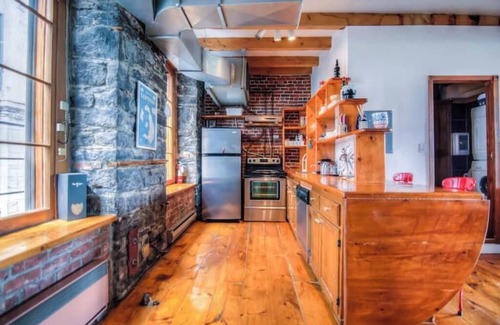 International District Apartment | Rustic Gem In the heart of Old Montreal