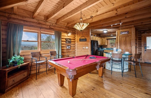Sevierville House | Rustic getaway in the mountains with brand new hot tub, close to parkway!