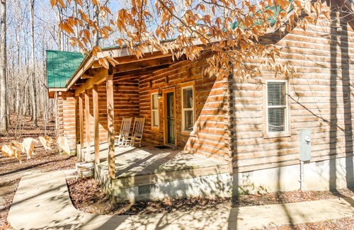 Fort Payne House | Rustic Getaway Tucked Away at Little River Canyon