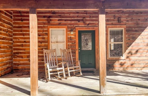 Fort Payne House | Rustic Getaway Tucked Away at Little River Canyon