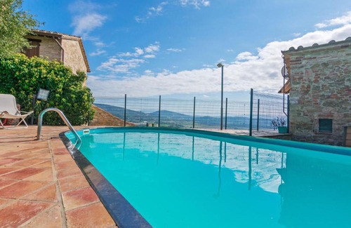 Corciano House | Rustic Holiday Home in Corciano with Swimming Pool