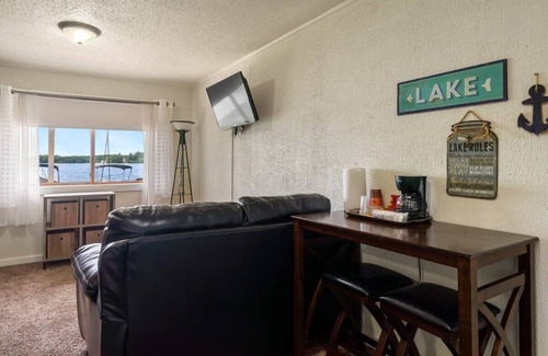 Mayfield Apartment | Rustic lakefront multi-unit with stunning views
