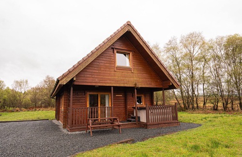 Balfron Apartment | Rustic Lodge retreat with Hot Tub, Sleeps 6