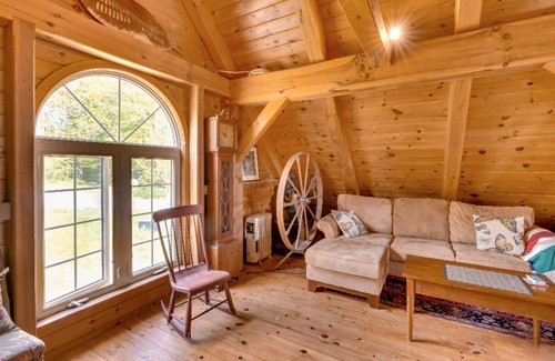 Adjala-Tosorontio House | Rustic Loft in Working Horse Barn
