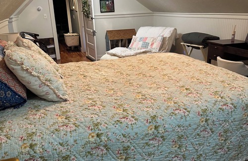 Blue Ridge Bed & Breakfast | Rustic Log cabin bed and breakfast in Virginia wine country