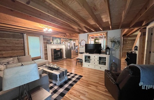 Nancy Cabin | Rustic Log Cabin near Wolf Creek Marina at Lake Cumberland! Perfect Getaway!