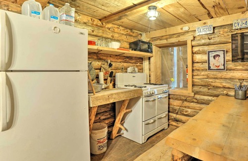 Mancos Apartment | Rustic Log Cabin on 1,000 Acres Near Mesa Verde!