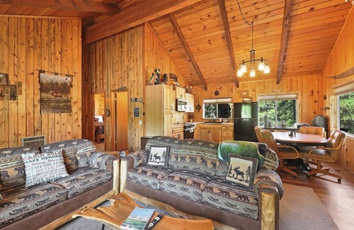Mammoth Creek Cabin | Rustic Log Cabin | Pet-Friendly, Walk to Lake, Sleeps 6