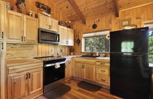 Mammoth Creek Cabin | Rustic Log Cabin | Pet-Friendly, Walk to Lake, Sleeps 6